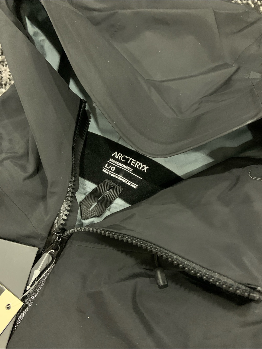 Arc'teryx Alpha SV Jacket Black and White Logo Men’s size Large - Picture 2 of 3